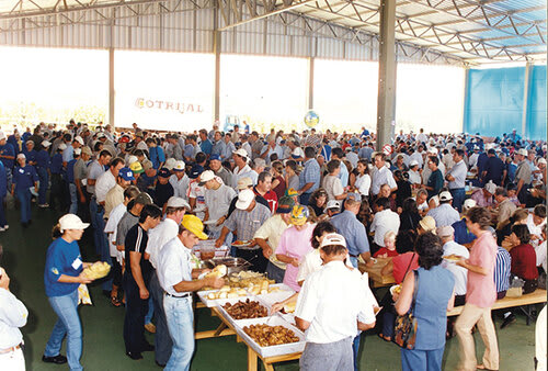A grande movimentação na praça de alimentação comprova o sucesso do evento desde a primeira edição
