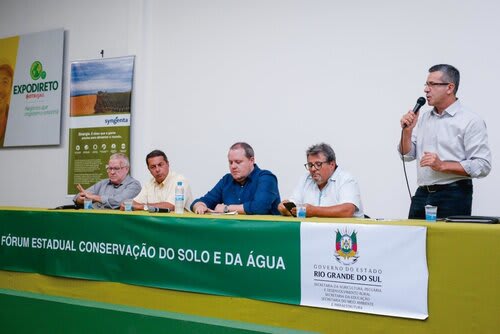 Professor da Área de Solos da Ufrgs Pedro Selbach; chefe da Embrapa Trigo Passo Fundo, Osvaldo Vasconcellos Vieira; secretário da Agricultura do RS, Covatti Filho; presidente da Sargs, Ivo Lessa, e presidente da Emater/RS, Geraldo Sandri (Choks Divulgação)