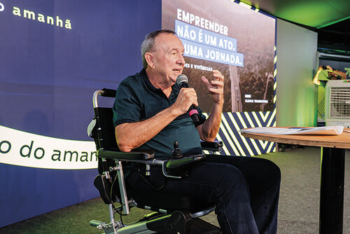 O diretor do Conselho de Administração da Tramontina, Clovis Tramontina, fez sessão de autógrafos após a sua palestra