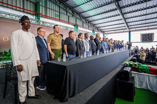 Mesa oficial (da esquerda para a direita): Farouk Mudi, presidente da Agricultural Farmers Association of Nigeria (Afan); presidente do BRDE, Ranolfo Vieira Júnior; Comandante Militar do Sul, General Luiz Cláudio de Mattos Basto; ex-governador do Mato Grosso e ex-ministro da Agricultura, Blairo Maggi; desembargador do Tribunal de Justiça do Estado Antônio Maria Iserhard; embaixador de Gana, Nii Amasah Namoale; embaixador da Tanzânia, John Stephen; senador Luis Carlos Heinze; Ana Manica e seu esposo, o presidente da Expodireto Cotrijal, Nei César Manica; vice-governador do estado, Gabriel Souza; vice-presidente da Cotrijal, Enio Schroeder e sua esposa Dalva Schroeder; deputado federal Luciano Zucco; presidente da Assembleia Legislativa do estado, deputado Sergio Peres; subprocuradora-geral de Justiça para Assuntos Institucionais do Ministério Público do estado, Alessandra Moura Bastian da Cunha; defensora pública-geral do estado em exercício, Silvia Pinheiro de Brum; prefeito de Não-Me-Toque, Gilson dos Santos; deputado federal Pedro Westphalen, homenageado na Calçada da fama da Expodireto 2026