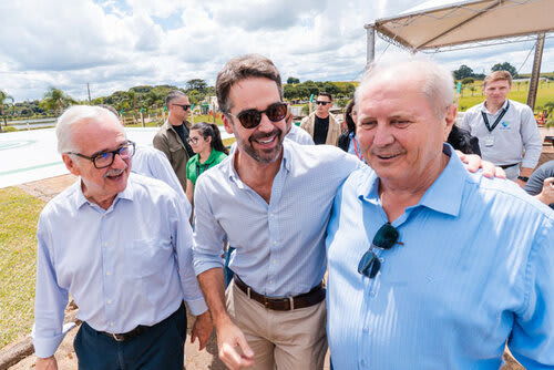 Recebendo o governador Eduardo Leite na feira no dia do seu aniversário