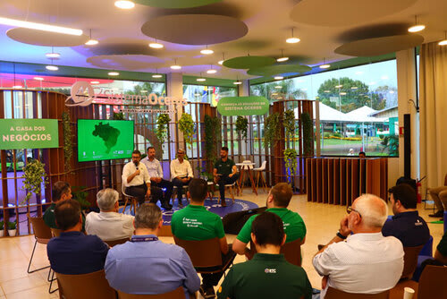 Diretor de Vendas da John Deere/SLC, Horácio Meza; diretor Comercial da Yara Região Sul, Marcio Wally; gerente de Exportação da Mahindra para América Latina e Caribe, Ricardo Dutra e gerente da CCGL e SmartCoop, Geomar Corassa (foto Conexões – crédito Ocergs)
