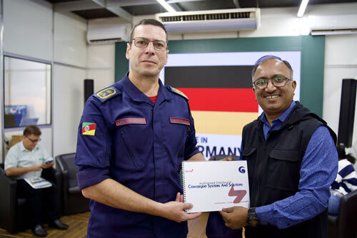 Investidor Sachin Dilip Jadhav com o Comandante Geral dos Bombeiros, Coronel Ricardo Mattei Santos, oficializando a entrega de drones indianos para o CBMRS