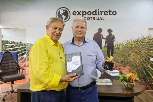 Claudio Bier cumprimenta Nei Manica pela excelência da Expodireto