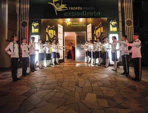 Os alunos do Colégio Tiradentes, de Passo Fundo, recepcionaram os convidados em frente ao Centro de Eventos BierSite, em Carazinho