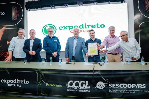 Representantes da CCGL e do governo do estado assinam o protocolo que integra a plataforma SmartCoop ao Simagro. Na foto: Secretário estadual de Agricultura, Pecuária, Produção Sustentável e Irrigação (Seapi), Edivilson Brum; vice-presidente da Cotrijal, Enio Schroeder; presidente do Sistema Ocergs-Sescoop/RS, Darci Hartmann; presidente da Expodireto Cotrijal, Nei Manica; vice-governador do estado, Gabriel Souza; presidente da CCGL, Caio Cezar Vianna e o presidente da FecoAgro e da Coopatrigo, Paulo Pires