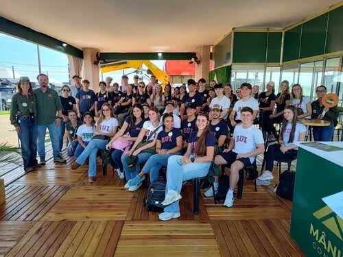Projeto “De Olho no Material Escolar” levou grupo de estudantes ao estande da construtora