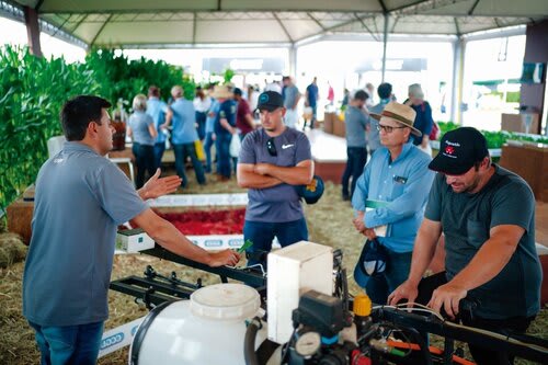 Público conferiu o sensor de aplicação localizada de herbicida que detecta planta daninha pela clorofila (Choks/Divulgação)