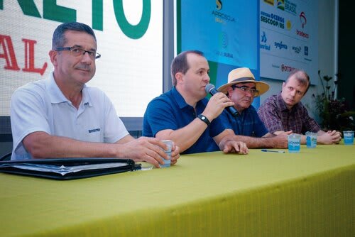 Geraldo Sandri, presidente da Emater/RS, Fábio Zepieli, representante do Sindimate, Clairton da Fonseca, vice-presidente do Ibramate e Tiago Antonio Fick, assessor da Câmara Setorial da Erva-Mate (Choks/Divulgação)