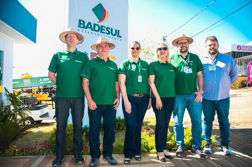 Produtores interessados em negociar eram recebidos por técnicos do Badesul especialistas em agro (Jackson Ciceri/ExpoRevista)