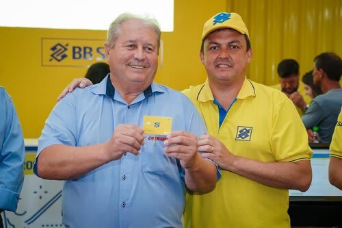 Cartão Ourocard Agronegócio era impresso na hora e o presidente da Expodireto, Nei Manica, garantiu o dele no estande do Banco do Brasil (Choks/Divulgação)