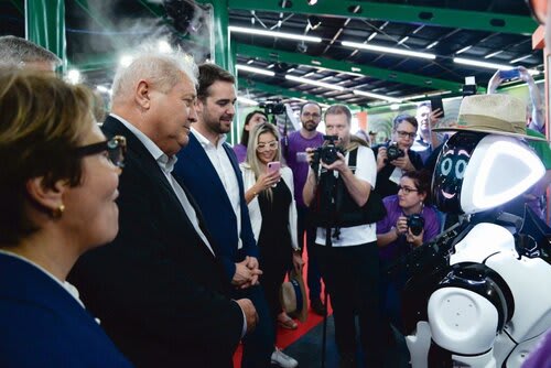 Com a ministra da Agricultura, Tereza Cristina, e o governador do RS, Eduardo Leite, na Arena Agrodigital (Choks/Divulgação)