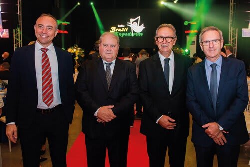 Da esquerda para a direita: o presidente da Rede Pampa Pampa, Alexandre Gadret; Nei César Manica, o vice-presidente da Pampa, Paulo Sérgio Pinto, e o vice-presidente da Cotrijal, Enio Schroeder. Foto Choks/Divulgação