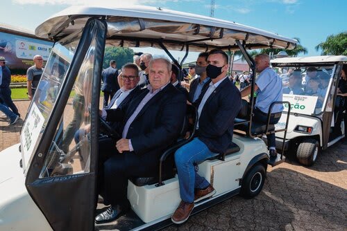 Nei César Manica levou o governador em exercício, Ranolfo Vieira Júnior, para conferir as atrações do parque. Foto Choks/Divulgação