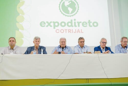 Manica discursa ao lado do senador Luis Carlos Heinze (à esquerda) e o presidente do Sistema Farsul, Gedeão Pereira. Foto Choks/Divulgação 