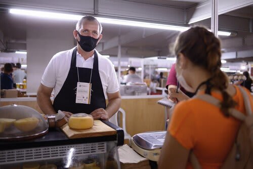 Queijeiro Vanderlei Kaefer: a premiação é recompensa pela dedicação diária. Foto Choks/Divulgação